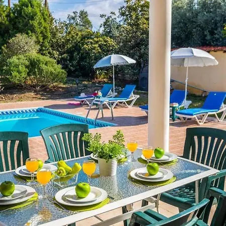 In Sleeps 6 Includes Swimming Pool Air Con And Wifi 8