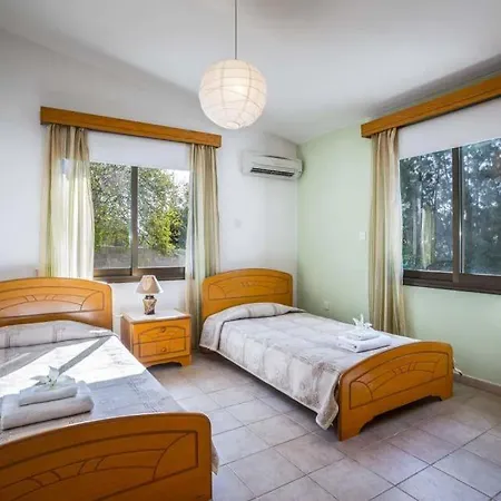 In Sleeps 6 Includes Swimming Pool Air Con And Wifi 8