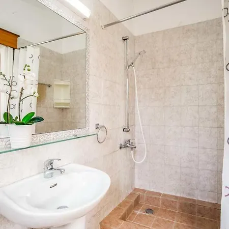 In Sleeps 6 Includes Swimming Pool Air Con And Wifi 8 *