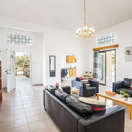 In Sleeps 6 Includes Swimming Pool Air Con And Wifi 8 Peyia