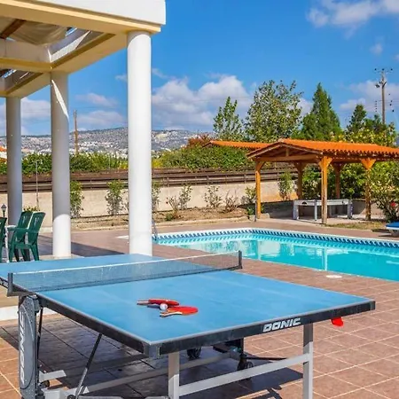 In Sleeps 6 Includes Swimming Pool Air Con And Wifi 8 *