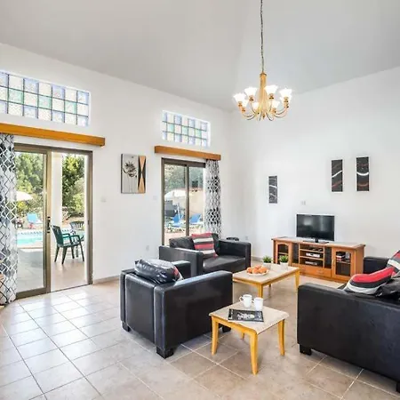 Vilă In Sleeps 6 Includes Swimming Pool Air Con And Wifi 8 Peyia