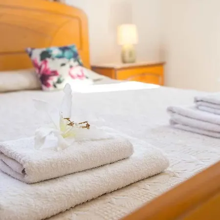 In Sleeps 6 Includes Swimming Pool Air Con And Wifi 8 *