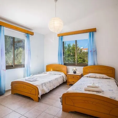 In Sleeps 6 Includes Swimming Pool Air Con And Wifi 8 *